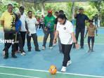 20251003_bupati-petronela-tendang-bola-buka-turnamen-futsal.jpg