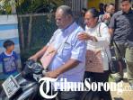 20251004_Elisa-Kambu-dan-Istri-naik-motor.jpg