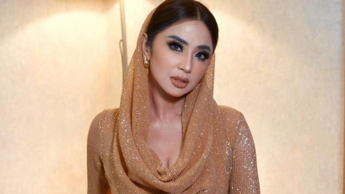 AKSI DEWI PERSSIK - Jawab Kritikan Netizen dengan Aksi Bagi-bagi Beras Premium