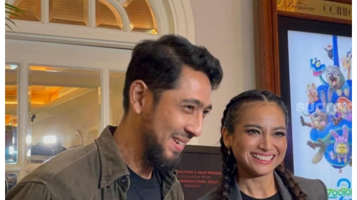 Tindakan spontan Arya Saloka membukakan botol minum untuk Acha Septriasa di depan publik memicu badai baper. Status duda-janda mereka kian meresahkan!