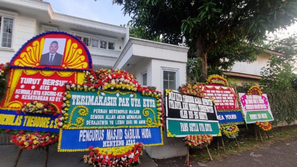 BANYAK KARANGAN BUNGA - Penampakan rumah Uya Kuya  yang penuh dengan karangan bunga. Isi pesannya beragam, ada yang meminta tetap kuat menghadapi ujian, ada pula yang menuliskan ungkapan kekecewaan atas peristiwa yang menimpa anggota DPR RI nonaktif tersebut.