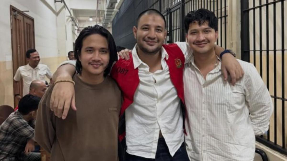 Dua adik setia beri dukungan untuk Ammar Zoni. Mereka sempat buka suara soal hubungan sang kakak dengan dokter Kamelia.