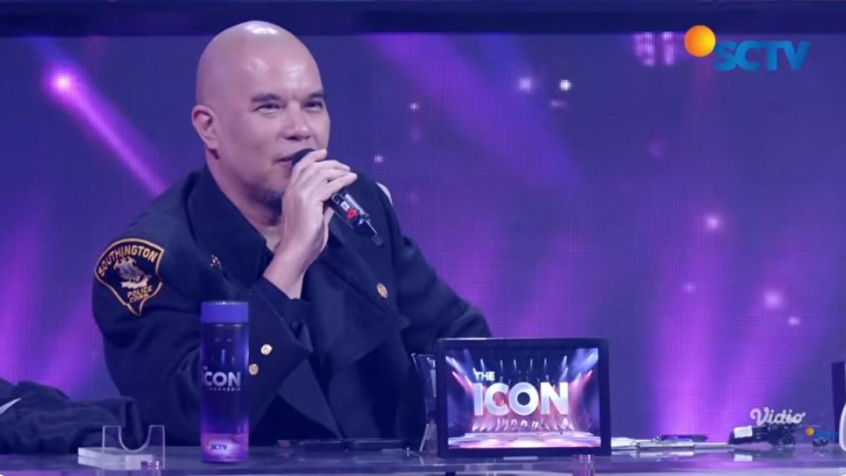 Ahmad Dhani diduga kembali menyinggung ajang pencarian bakat Indonesian Idol hingga membuat Desta terlihat beberapa kali berusaha meredam suasana di atas panggung.