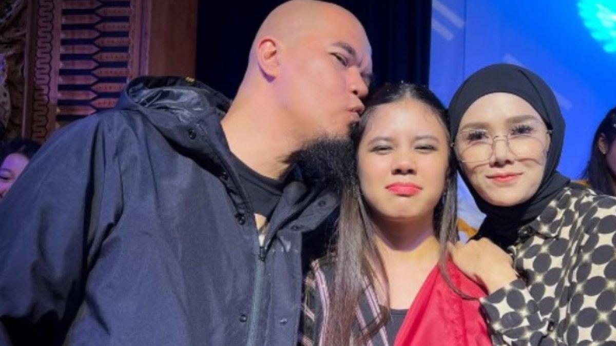 Ahmad Dhani bahkan membandingkan para penyebar hoax itu dengan pemerintah dalam hal kemampuan menciptakan kabar palsu.