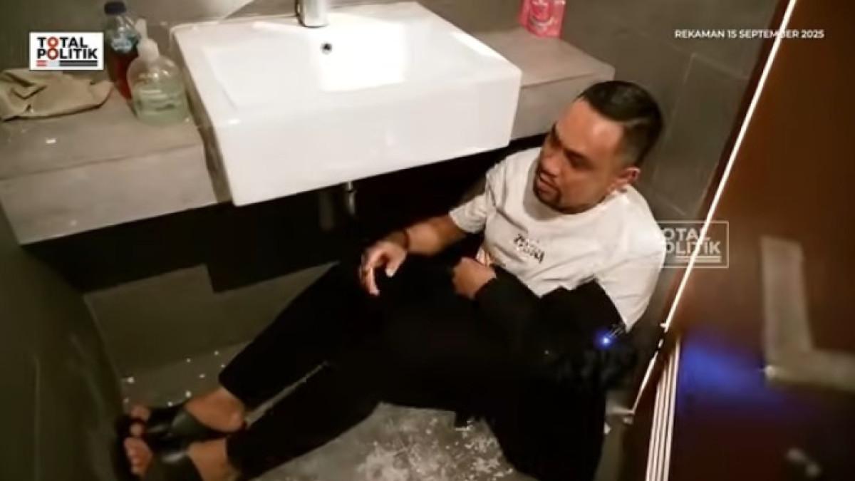 Ahmad Sahroni mencontohkan kembali posisi duduknya ketika bersembunyi di balik pintu toilet.