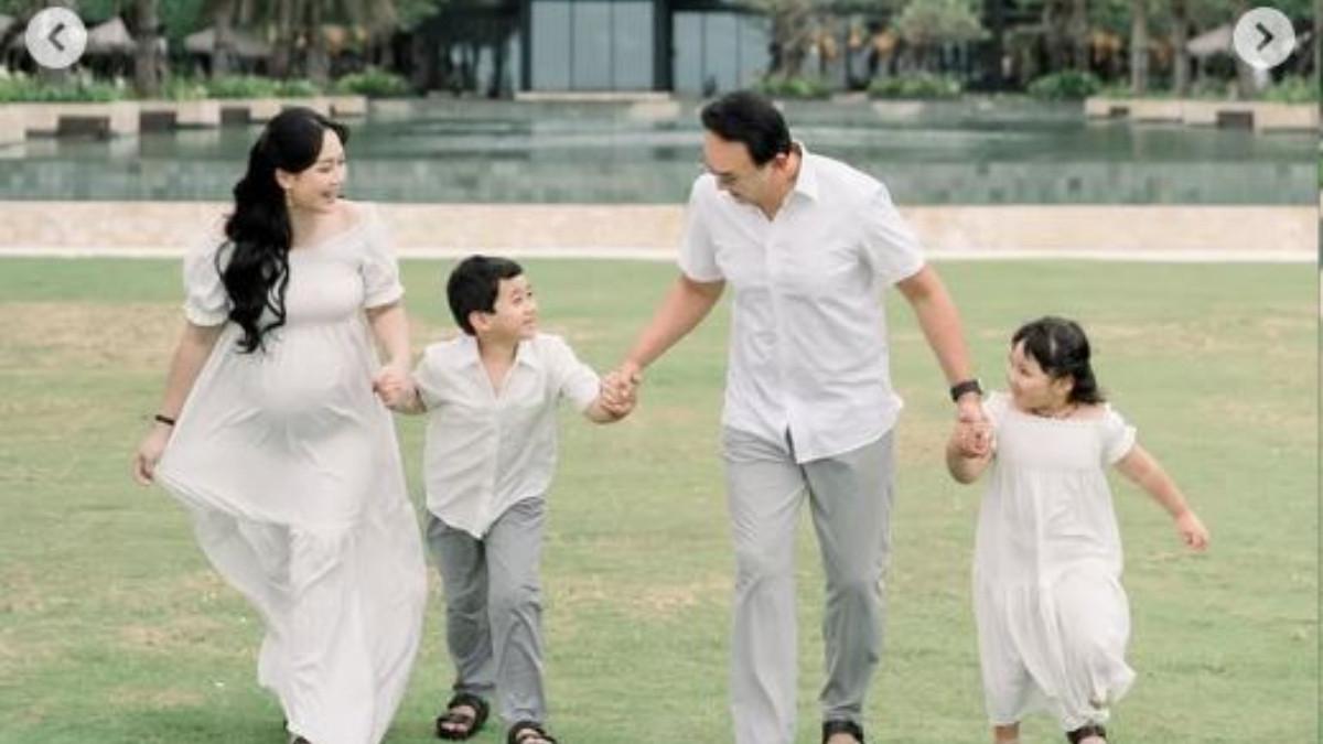 HAMIL ANAK KETIGA - Ahok dan Puput kompak dengan kedua anaknya mengenakan pakaian serba putih saat pemotretan keluarga.