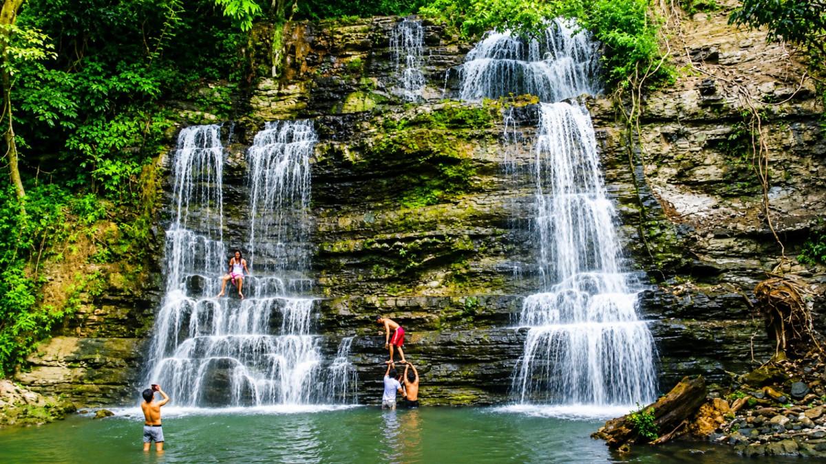Air Terjun Curup Lungkuk yang berada di Desa Pendagan Kecamatan Muaradua, Kabupaten Ogan Komering Ulu (OKU) Selatan.