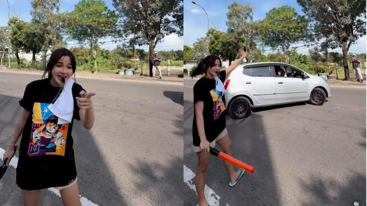 Aksi Bella Bonita semakin mencuri perhatian karena dilengkapi traffic stick dan peluit, memberi kesan kocak.