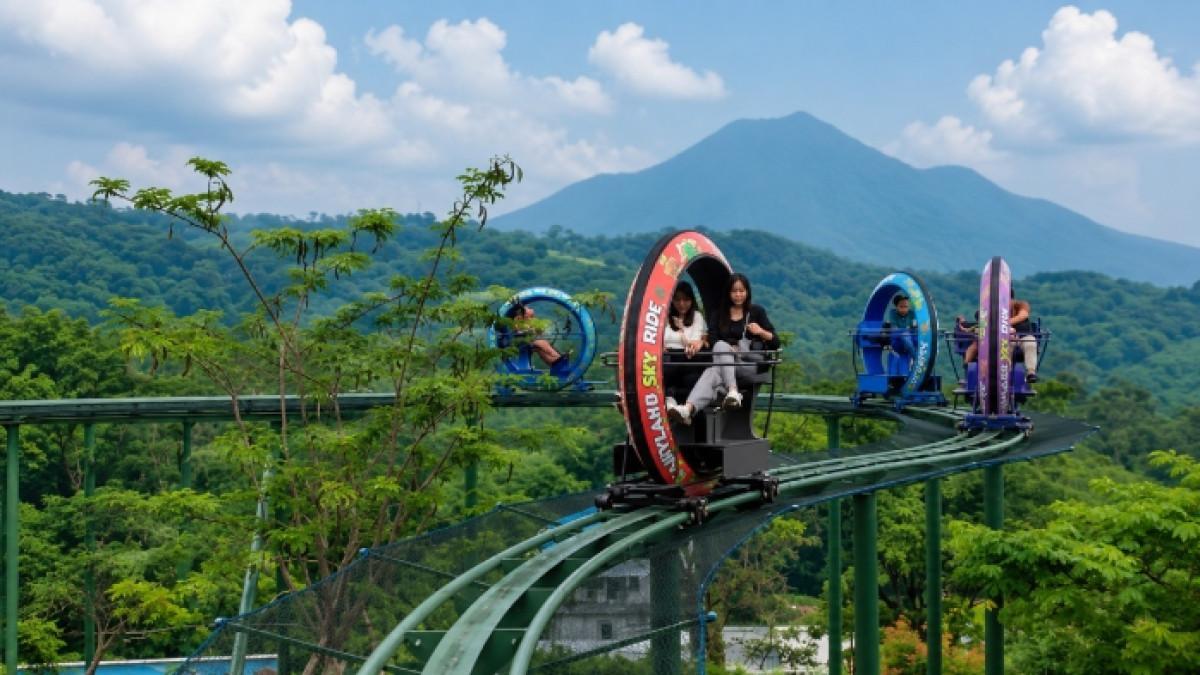 WISATA PRIGEN - Pengunjung nyobain wahana sky ride di Dairyland Farm Theme Park Prigen, Pasuruan, Jawa Timur.