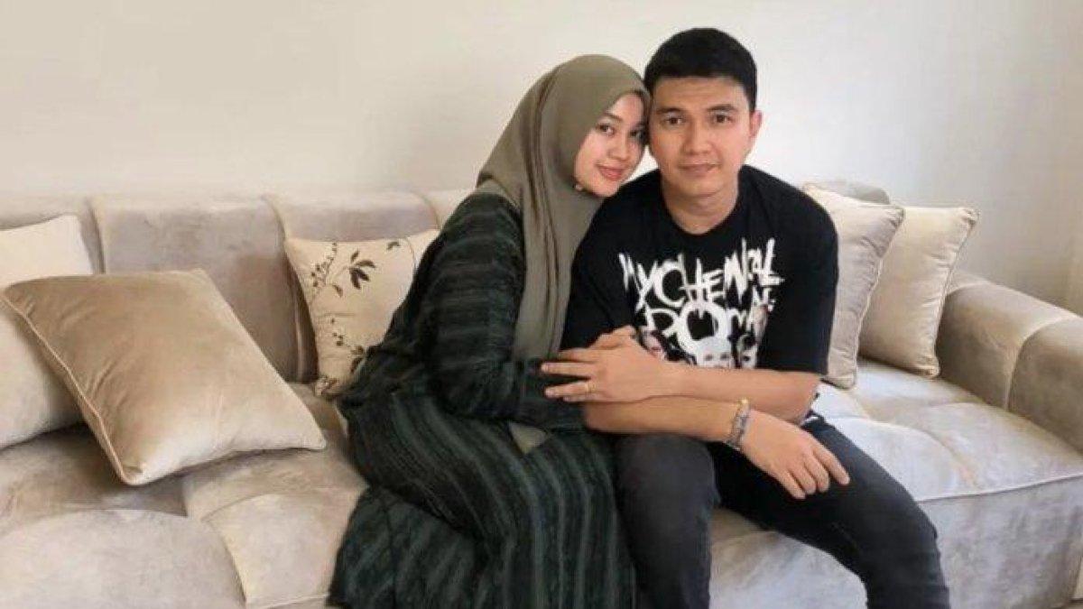 Aldi Taher dan istri, Salsabillih | Dulu jadi MC sunatan hingga jual mie ayam demi popok anak, Aldi Taher bak ketiban durian runtuh, dihadiahi rumah mewah baru dari pengusaha properti.