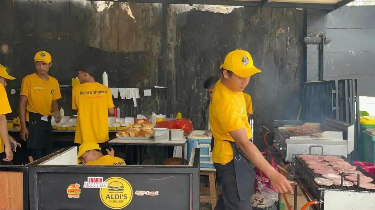 Aldis burger yang viral, sehari dibatasi pembuatannya hanya 80 porsi hingga orang rela antri untuk PO.