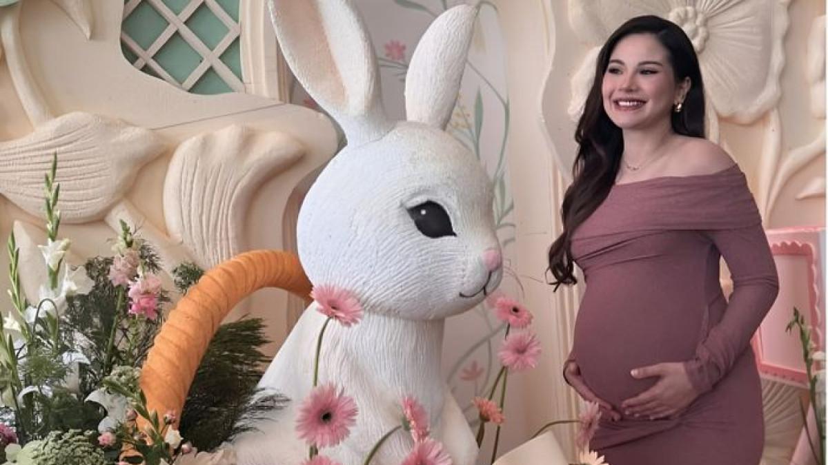 PENAMPILAN ALYSSA DAGUISE - Dengan gaun panjang sederhana berlengan panjang, Alyssa Daguise memancarkan pesona yang menawan.