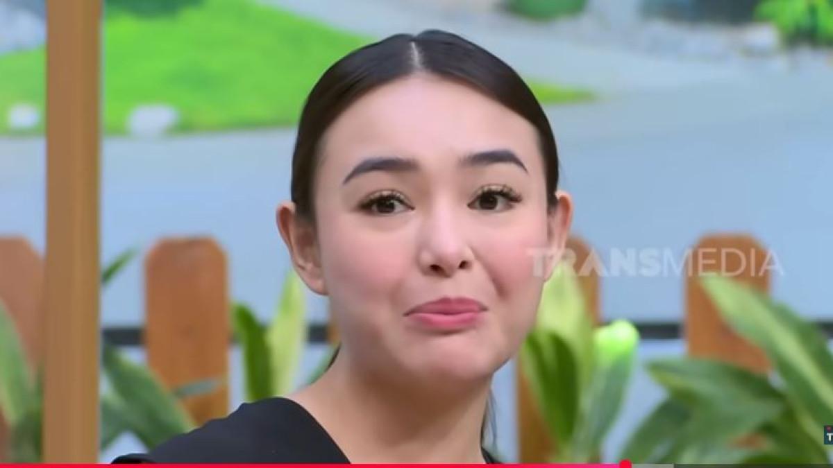 BIAYA PERNIKAHAN - Amanda Manopo dan Kenny Austin diketahui menyiapkan hadiah berupa alat elektronik mewah, mulai dari televisi hingga microwave.