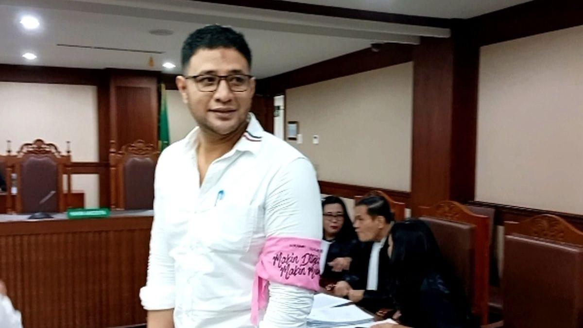 Ammar Zoni membentak Kamelia di ruang sidang, membuat sang kekasih kecewa.