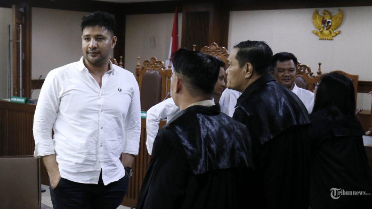 AMMAR ZONI - Terdakwa kasus dugaan jual beli narkotika di dalam Rutan Salemba Muhammad Akbar alias Ammar Zoni menjalani sidang putusan di Pengadilan Negeri Jakarta Pusat, Jakarta, Kamis (23/4/2026). Majelis hakim memvonis Ammar Zoni dengan pidana penjara selama tujuh tahun dan denda Rp1 miliar subsider 190 hari kurungan.