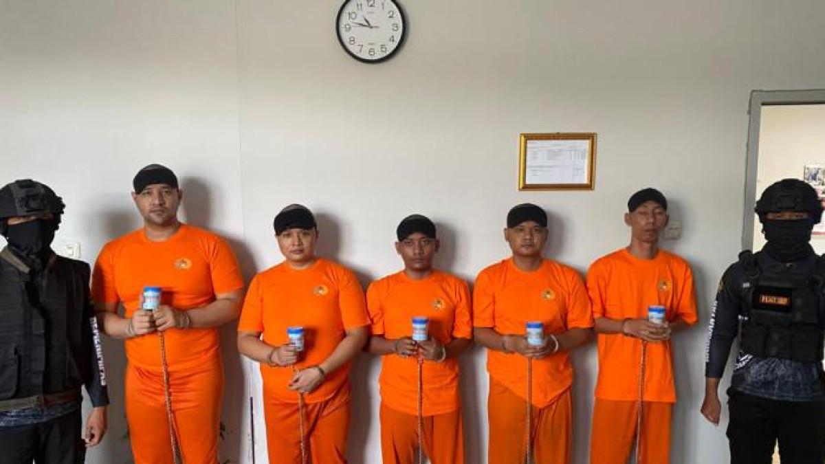 Aktor Ammar Zoni telah dikembalikan ke lapas Nusakambangan, Jawa Tengah dari Lapas Narkotika Jakarta bersama empat warga binaan lainnya dalam kasus peredaran narkotika.