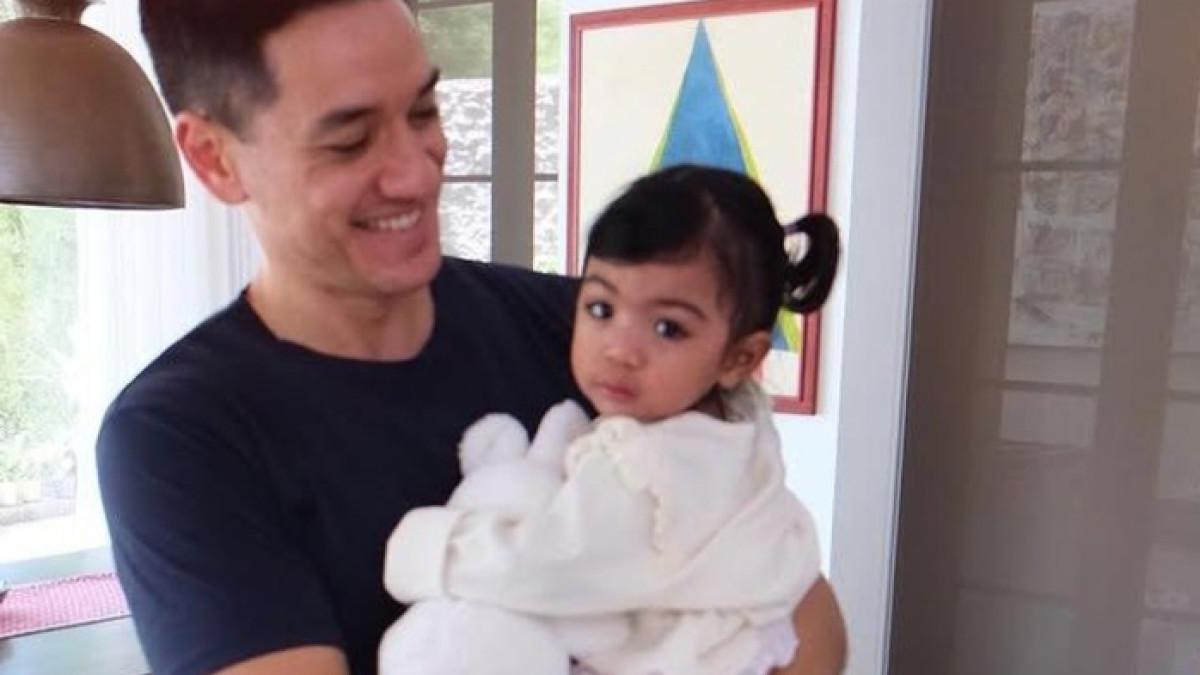 BERTEMU KEMBALI - Andrew White tampak telaten dan penuh kehangatan saat menggendong Baby Kira.