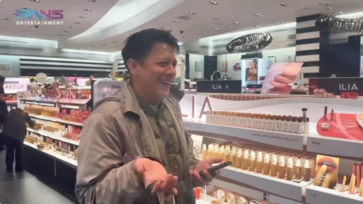 Dengan penuh semangat, Ariel NOAH pun menyusuri kawasan perbelanjaan untuk menemukan produk yang diinginkan sang anak.