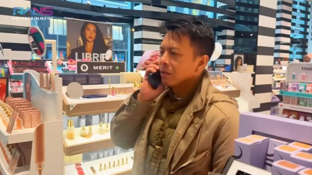 Ariel NOAH pun tersenyum dan mengakui bahwa Alleia memang sudah beranjak remaja dan mulai tertarik pada hal-hal yang identik dengan perempuan seusianya.