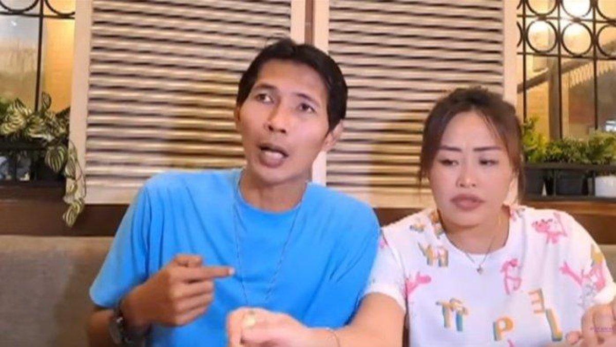 Arya Khan rela menjual seluruh mobil pribadinya demi membiayai kebutuhan selama mendampingi pengobatan di luar negeri.
