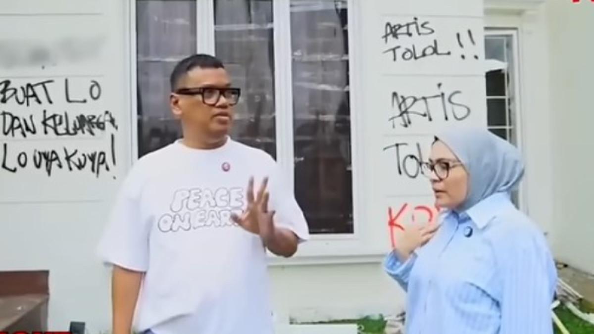 Astrid Kuya yang tak kuasa menahan tangis saat melihat kondisi rumahnya porak poranda,