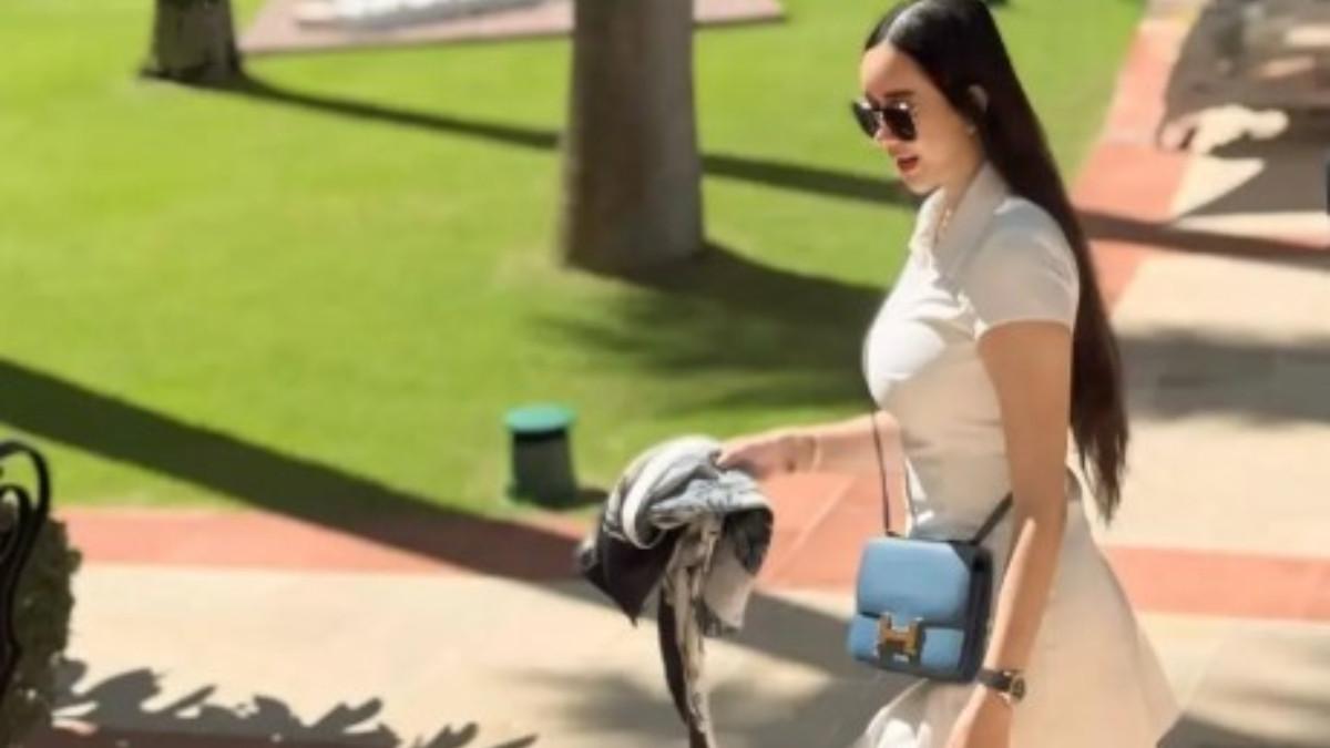 Aura Kasih tampil menenteng Hermès Bleu Lin Evercolor Mirror Constance 18 Gold Hardware. Tas mewah tersebut dibanderol sekitar Rp243 juta.