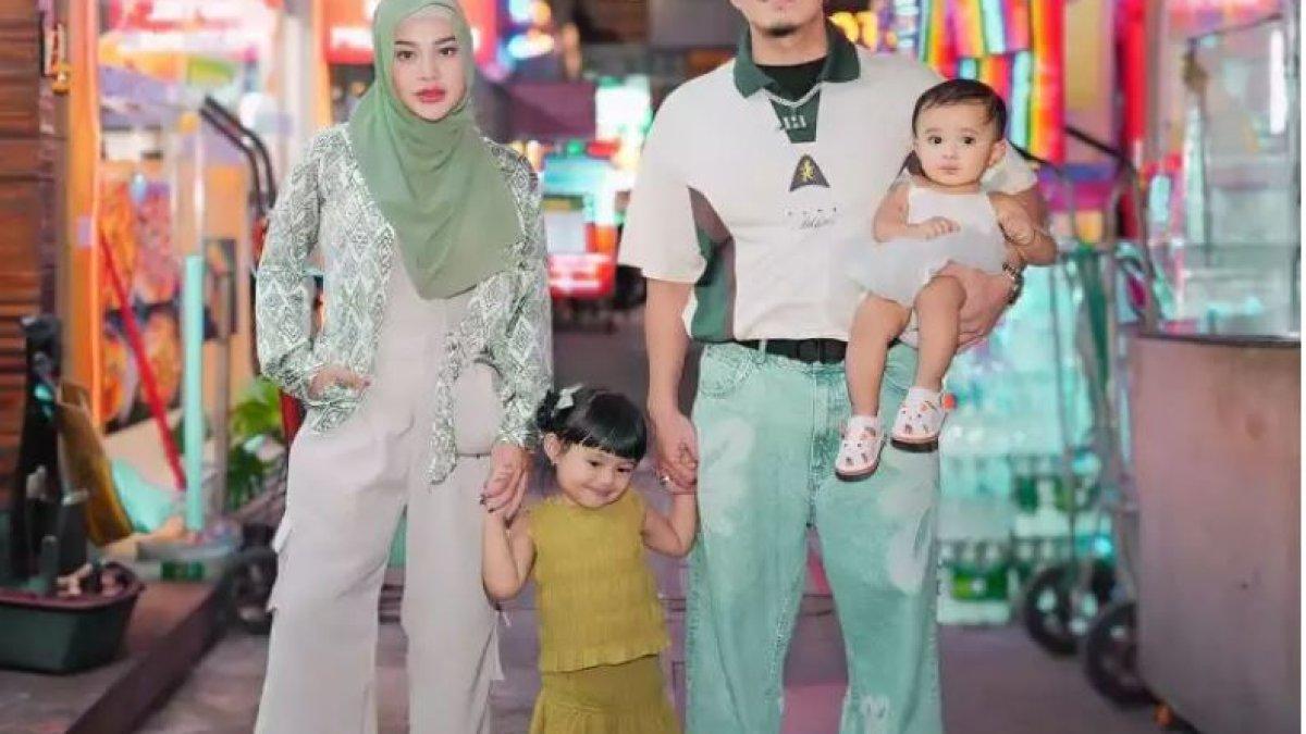 Aurel Hermansyah saat ini tengah berlibur ke Bangkok, Thailand bersama Atta Halilintar dan dua putri kecilnya, Ameena dan Azura. 
