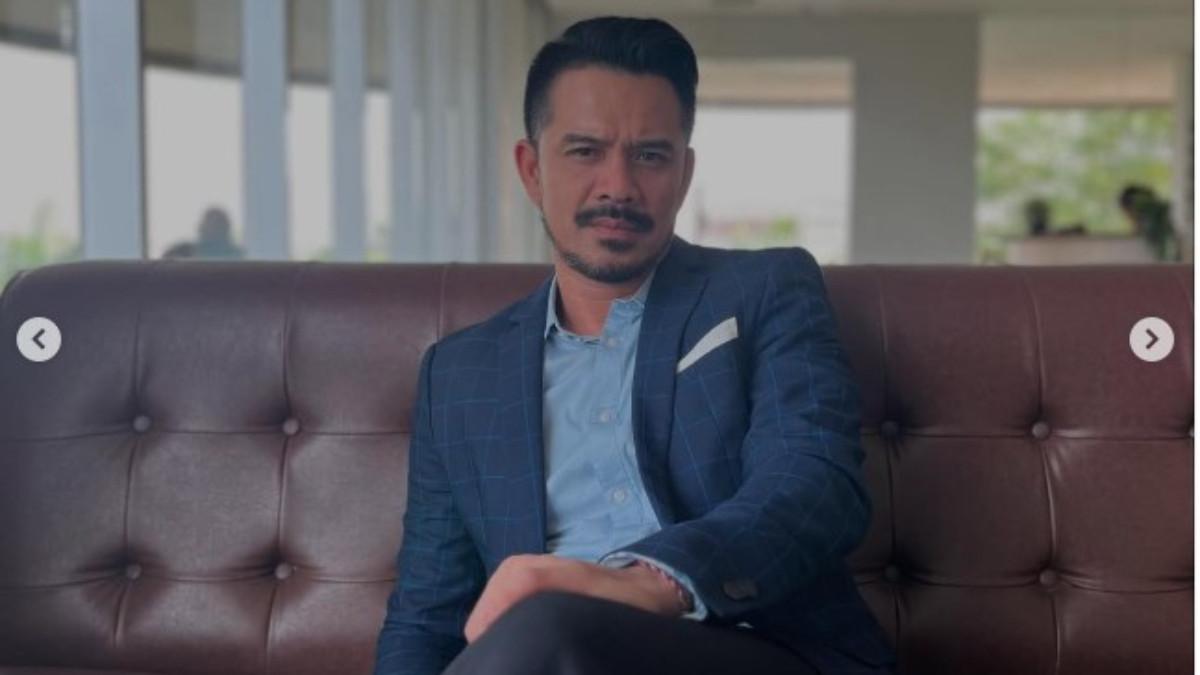 Roby secara terang-terangan menyampaikan ancaman agar buku Aurelie Moeremans 'Broken Strings' tidak semakin banyak dibaca oleh publik. 