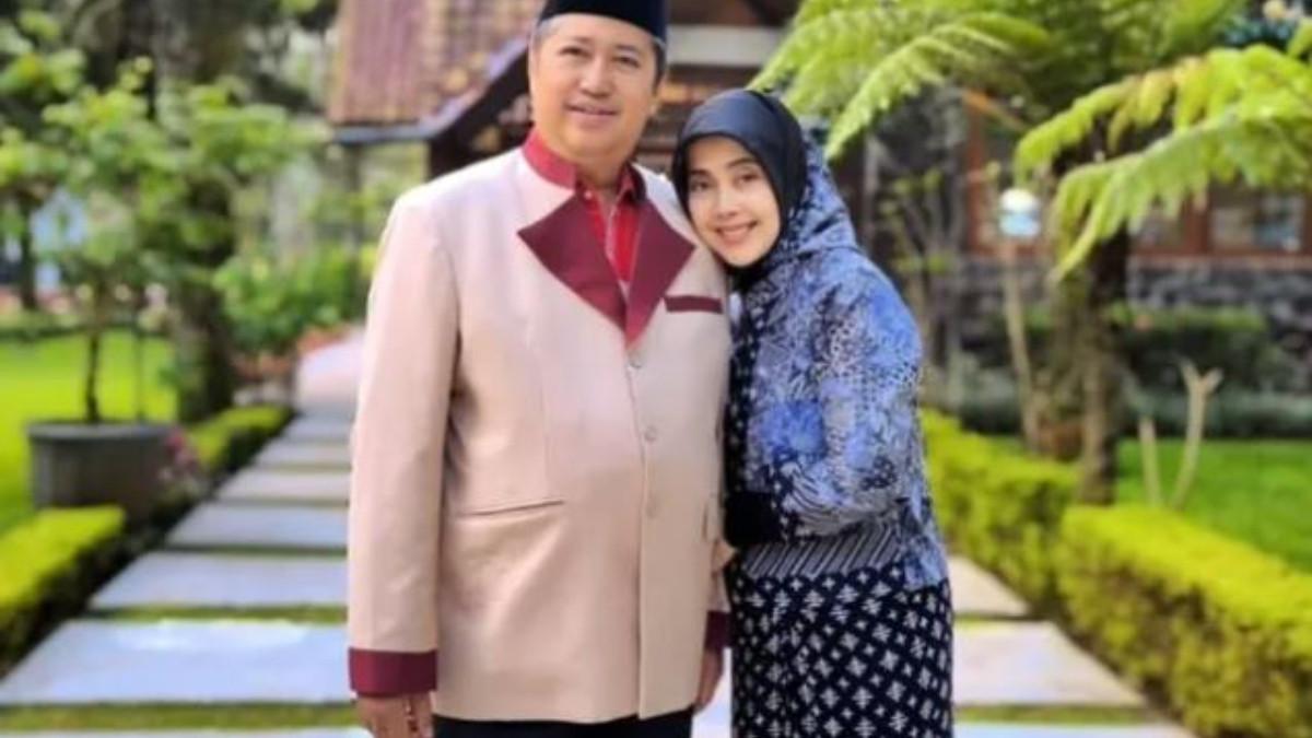 SOSOK AYAH VIDI ALDIANO - Ayah Vidi Aldiano yang bernama lengkap Harry Aprianto Kissowo atau dikenal dengan Harry Kiss adalah pengusaha event organizer sekaligus sound system. 
