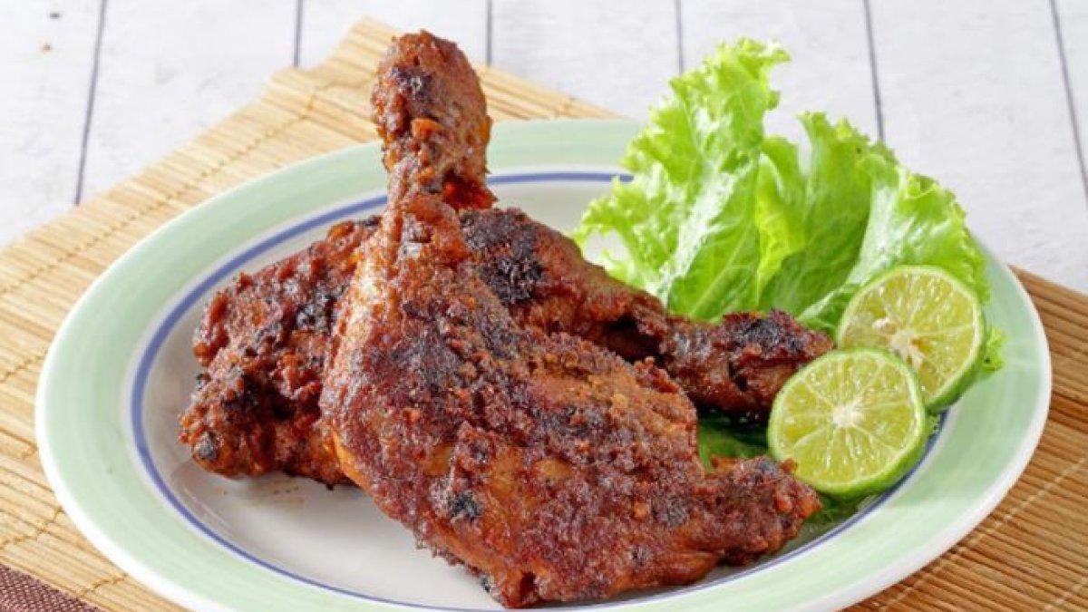 OLEH OLEH - Hidangan Ayam Taliwang khas Lombok. Untuk oleh-oleh, tersedia bumbu instan Ayam Taliwang yang praktis dibawa pulang.