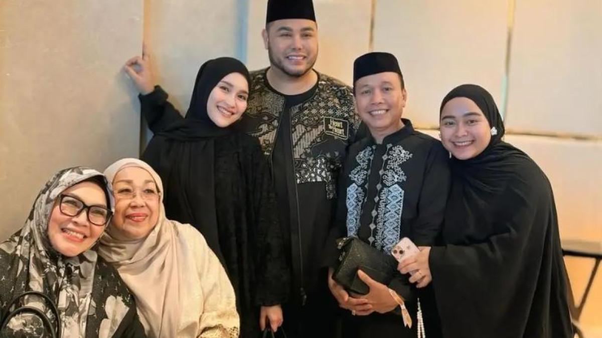 Ayu Ting Ting dan Ivan Gunawan hadiri kajian ulama dari Yaman, Habib Umar.