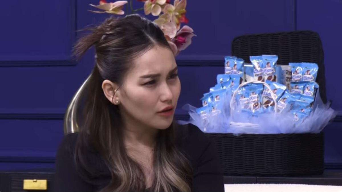 Ayu Ting Ting menegaskan bahwa ia tak ingin diminta berhenti bekerja oleh suaminya di masa depan.