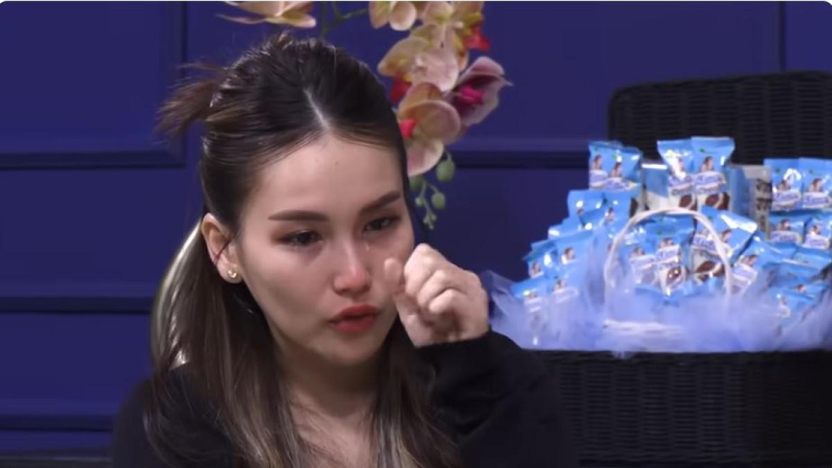 Ayu Ting Ting sempat menyampaikan bahwa apabila harus berhenti kerja, maka suaminya harus sanggup menanggung kebutuhan keluarga besarnya.