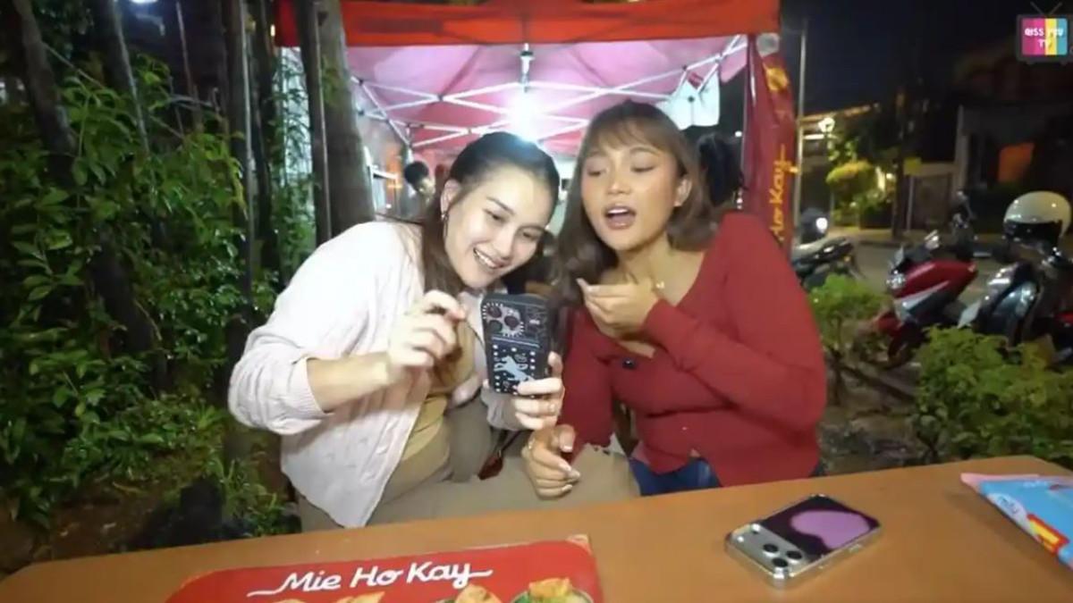 Ayu sempat bercanda bahwa dirinya khawatir Lala melihat pesan yang dikirim Kevin Gusnadi ke ponselnya.