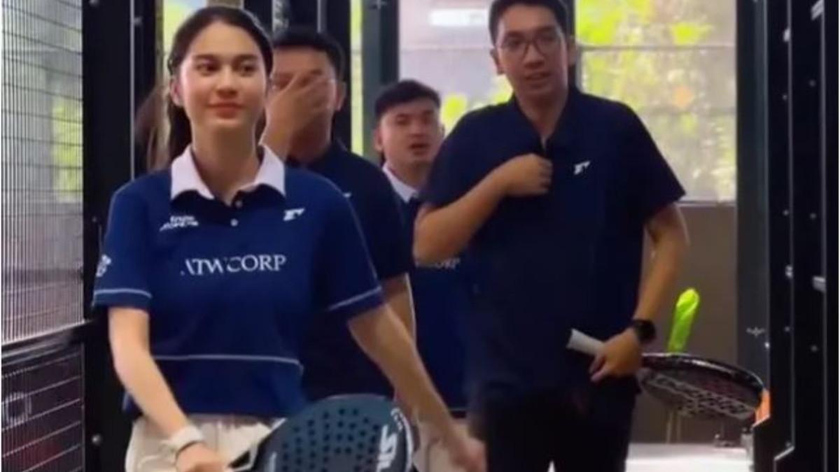 ASYIK MAIN PADEL - Dari beberapa potret yang ia unggah, terlihat jelas bahwa Azizah Salsha berusaha menampilkan semangat dan kebahagiaan meskipun tengah menghadapi situasi sulit dalam hidupny