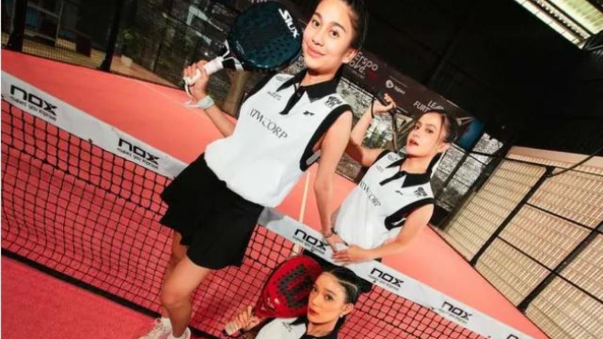ASYIK MAIN PADEL - Penuh semangat dan senyuman, Azizah Salsha tampak ceria dan santai saat menunju lapangan padel.