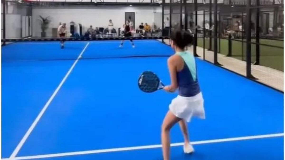 ASYIK MAIN PADEL - Menjadi salah satu influencer yang tengah hobi main padel, Azizah Salsha tampak tak terganggu dengan segala pemberitaan mengenai dirinya.