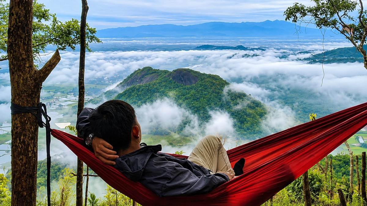 BUKIT GATAN - Keindahan alam yang dapat dinikmati wisatawan di puncak Bukit Gatan di Desa Sukorejo Kecamatan STL Ulu Terawas, Musi Rawas Sumsel.