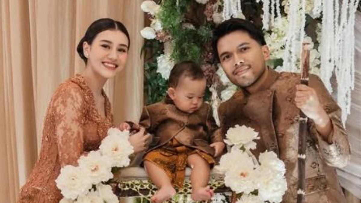 Baby Arash mengikuti rangkaian tradisi tedak siten, mulai dari membersihkan kaki, berjalan melewati tujuh jadah, menaiki tangga tebu, memasuki kurungan, hingga menyebarkan udhik-udhik. 