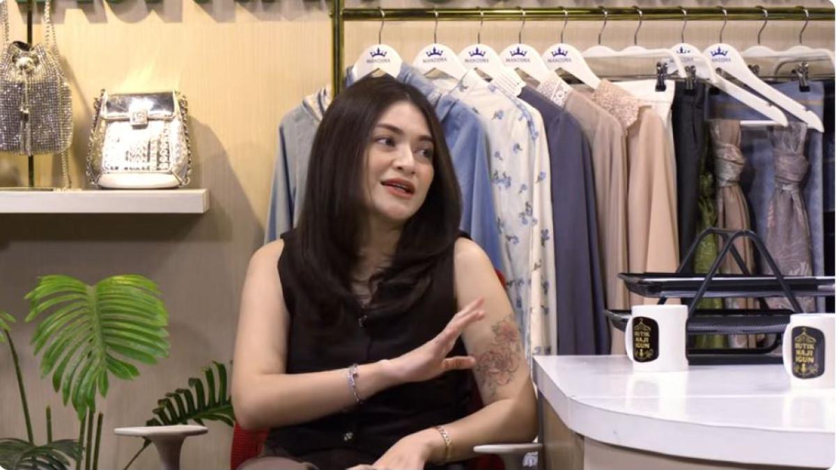 Bagi Nathalie Holscher, semua rezeki yang datang dari pekerjaannya itu ia yakini sebagai bagian dari rezeki sang anak.