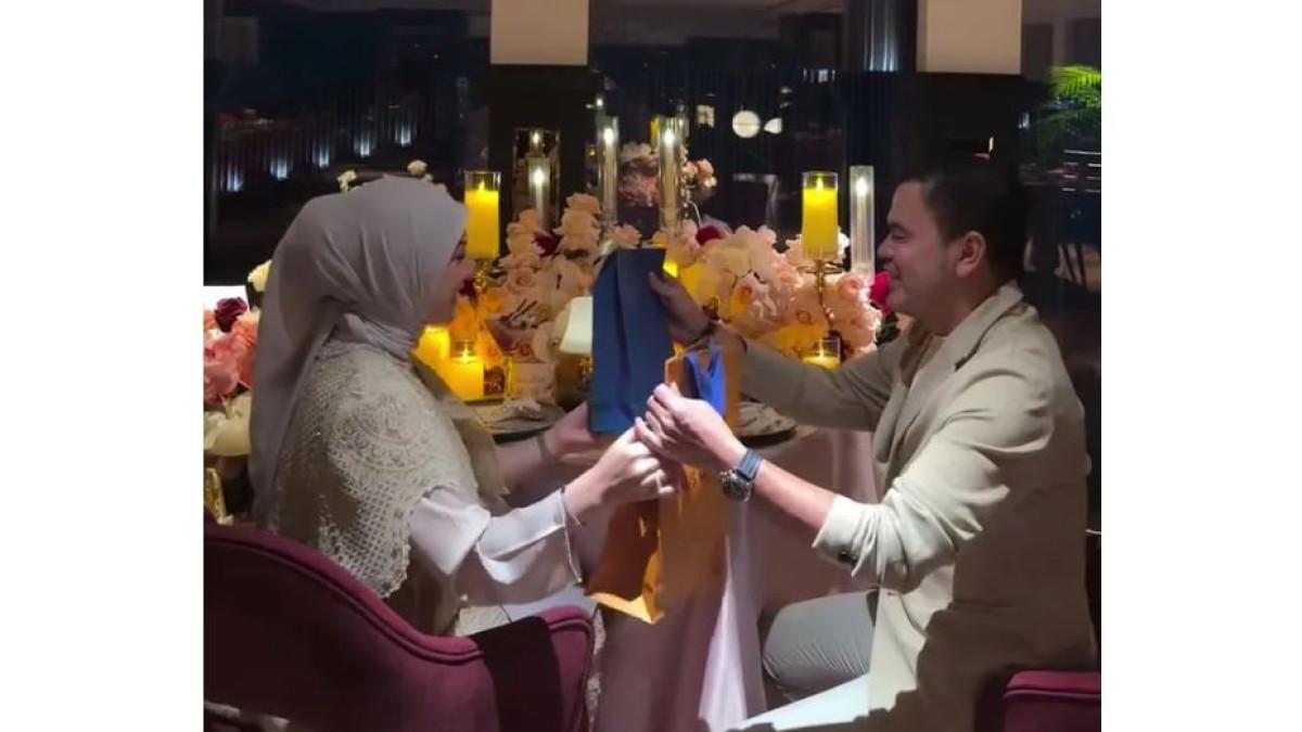 PERAYAAN ANNIVERSARY - Bagian paling manis datang saat Irish dan Haldy saling bertukar kado.