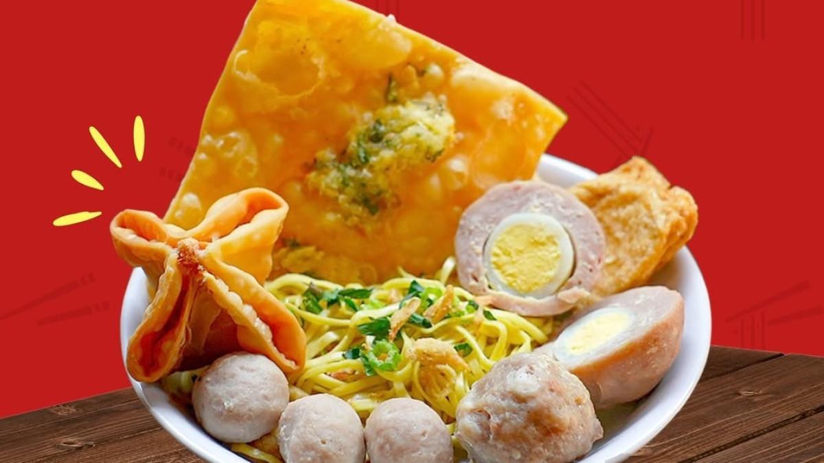 KULINER BANDUNG - Bakso Malang Cipaganti, satu tempat makan enak dan murah di Bandung yang cocok untuk dinikmati sepulang kerja.