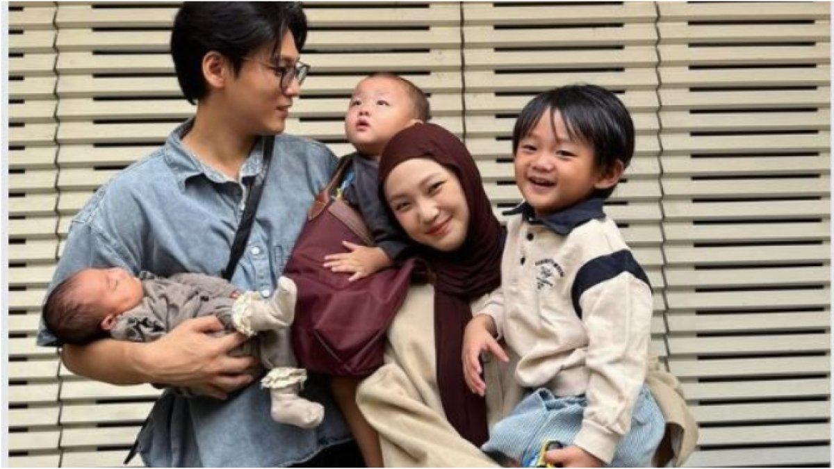 Suami Jule, selebgram asal Korea, akhirnya buka suara usai foto mesra istrinya dengan Safrie Ramadan viral.