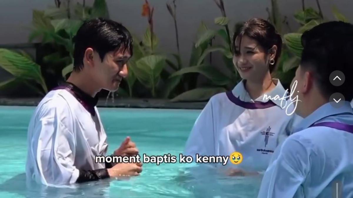 POTRET PEMBAPTISAN - Banyak warganet yang memuji langkah Kenny Austin sebagai bentuk kesungguhan dan komitmen dalam iman Kristen.