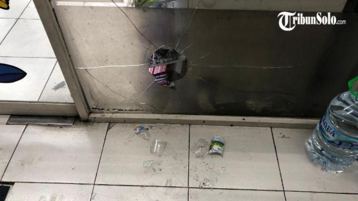 BENTROKAN - Bekas bentrokan di depan Indomaret Ngangkruk, Kecamatan Banyudono, Kabupaten Boyolali, Minggu (31/5/2026) petang. Kejadian itu mengakibatkan seorang pemuda mengalami luka di bagian pelipis.