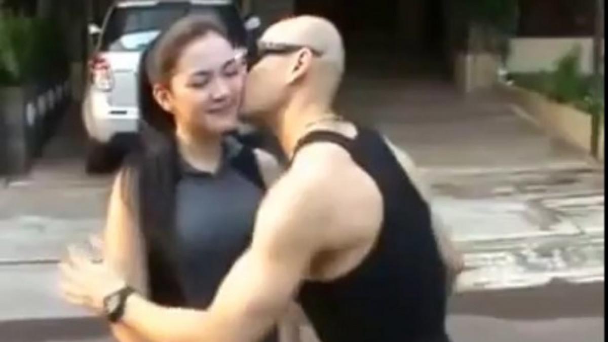 Dulu sempat beredar foto Deddy Corbuzier tampak memberikan cium pipi kepada Vicky Shu. 