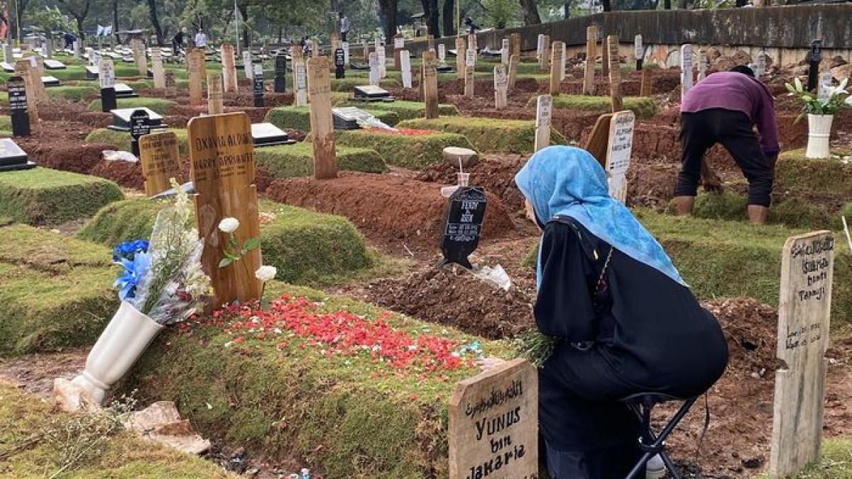 Besbarini dan Harry Kiss, orang tua Vidi Aldiano, terlihat mengunjungi makam putra tercinta mereka di TPU Tanah Kusir, Jakarta Selatan, pada momen Lebaran 2026 tepatnya Sabtu (21/3/2026).