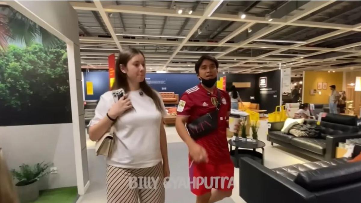 BELANJA KEBUTUHAN BAYI - Billy Syahputra dan Vika Kolesnaya mulai menyiapkan perlengkapan demi menyambut kelahiran anak pertama mereka.