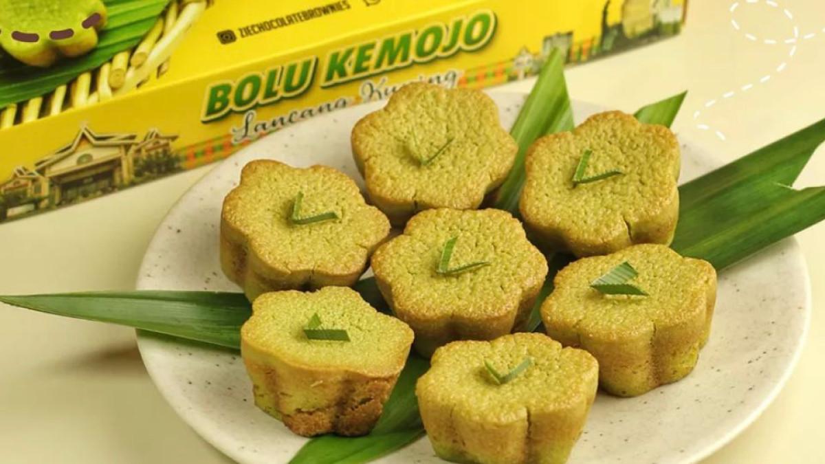 BOLU KEMOJO - rasa pandan. Kue tersebut memiliki tekstur lembut dengan rasa manis yang khas serta aroma pandan yang menggoda.