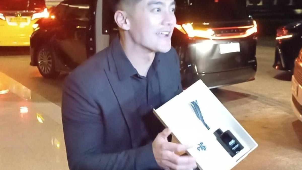 PERNIKAHAN EL SYIFA - Boy William spill souvenir resepsi pernikahan El Rumi dan Syifa Hadju. Souvenir tersebut ternyata berbeda dari souvenir di momen akad nikah.